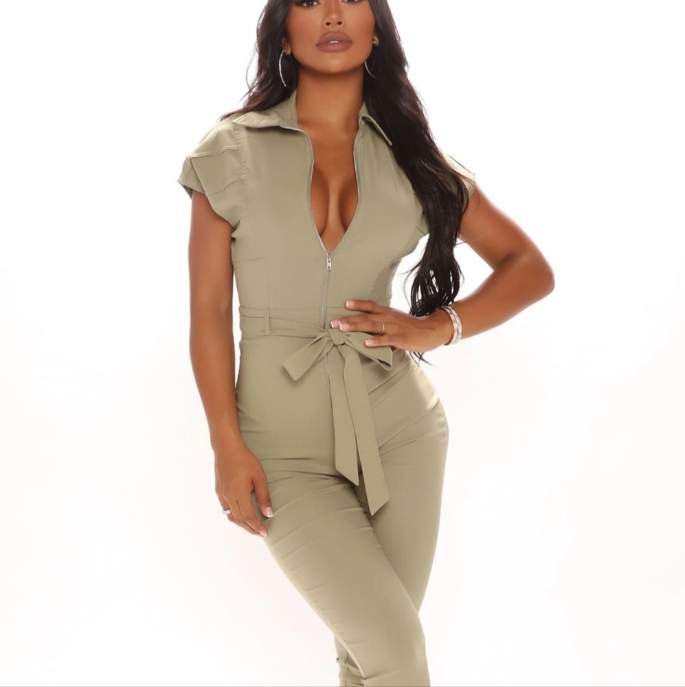Fitted Utility jumpsuit, fashion Nova, size Medium